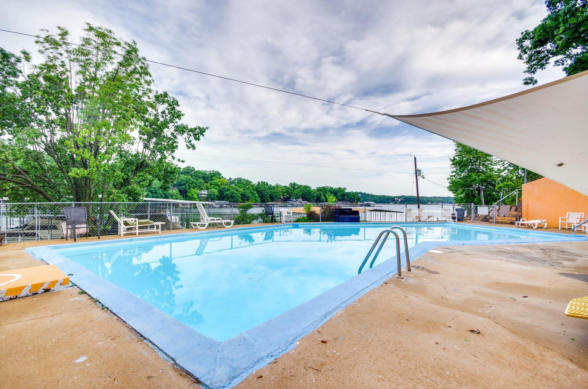 Cozy Lake Ozark Condo Rental With Grill, Pool Access Kültér fotó